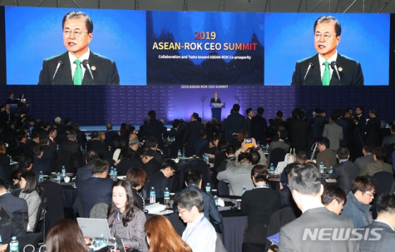 [부산=뉴시스]박영태 기자 = 문재인 대통령이 25일 부산 벡스코에서 열린 '2019 한·아세안 특별 정상회의 CEO 서밋(Summit)'에 참석해 기조연설을 하고 있다. 2019.11.25.   since1999@newsis.com