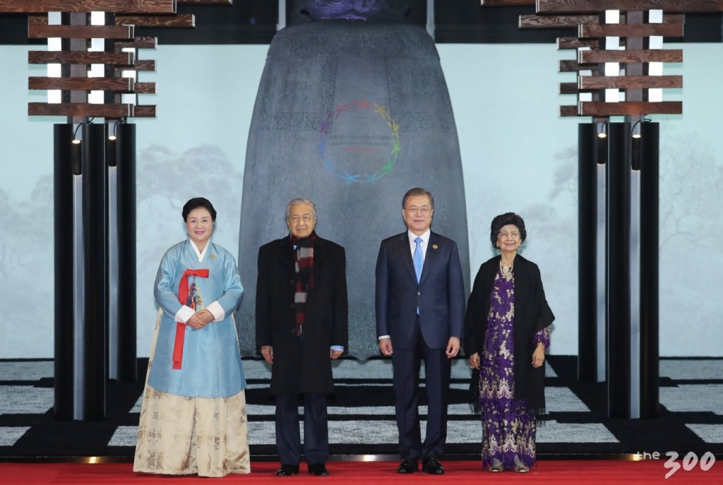 문재인 대통령과 김정숙 여사가 25일 오후 부산 힐튼호텔에서 열린 2019 한-아세안 특별 정상회의 환영 만찬장 앞에서 마하티르 모하마드 말레이시아 총리, 시티 하스마흐 말레이시아 총리 부인을 영접한 뒤 기념촬영을 하고 있다. 2019.11.25/ 사진= [2019 한-아세안 특별정상회의 제공]