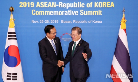 [부산=뉴시스]박영태 기자 = 문재인 대통령과 쁘라윳 짠오차 태국 총리가 25일 오전 부산 한 호텔에서 양자회담 전 기념촬영을 하고 있다. 2019.11.25.   since1999@newsis.com