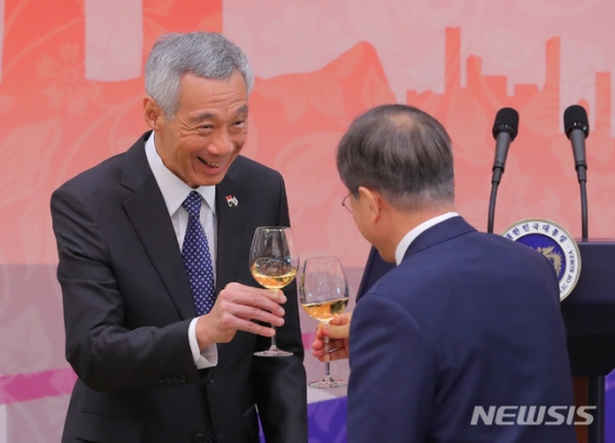 [서울=뉴시스]배훈식 기자 = 리센룽 싱가포르 총리가 23일 청와대 본관에서 열린 오찬에 참석해 문재인 대통령과 건배하고 있다. 2019.11.23.   dahora83@newsis.com