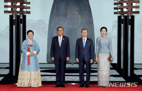 [서울=뉴시스] 문제인 대통령이 부인 김정숙 여사와 25일 한-아세안 특별정상회의 환영만찬이 열린 부산 힐튼호텔에서 쁘라윳 짠-오차 태국 총리, 나라펀 짠오차 태국 총리 부인을 영접한 뒤 기념촬영을 하고 있다.  (사진=2019 한 아세안 특별정상회의 제공) 2019.11.25.  photo@newsis.com