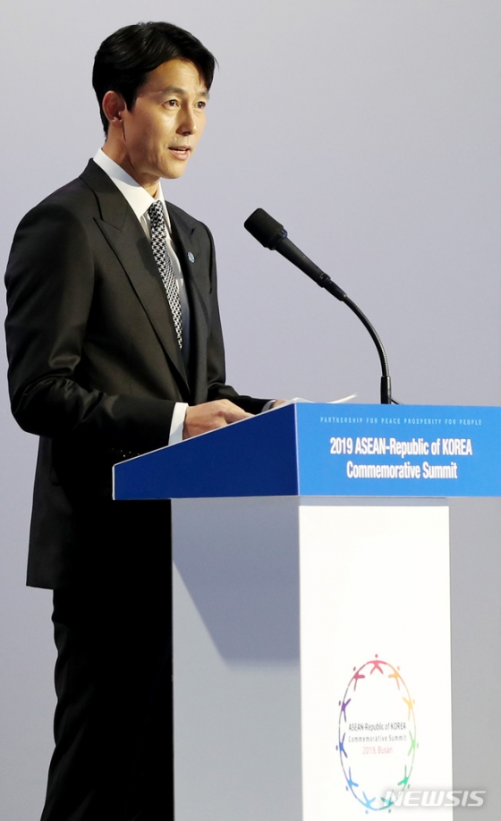 [서울=뉴시스] 25일 한-아세안 특별정상회의 환영만찬이 열린 부산 힐튼호텔에서 배우 정우성이 사회를 보고 있다. (사진=2019 한 아세안 특별정상회의 제공) 2019.11.25.  photo@newsis.com