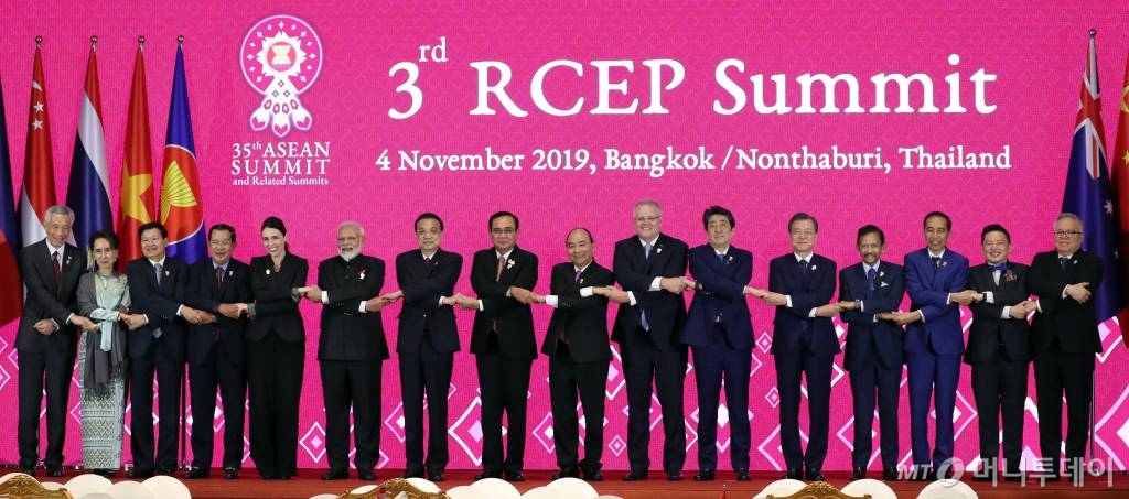 문재인(오른쪽 다섯번째) 대통령이 4일 태국 방콕의 임팩트 포럼에서 열린 역내포괄적경제동반자협정(RCEP) 정상회의에 참석해 아베 신조 일본 총리 및 각 국 정상들과 기념촬영을 하고 있다. 2019.11.04./사진=뉴시스