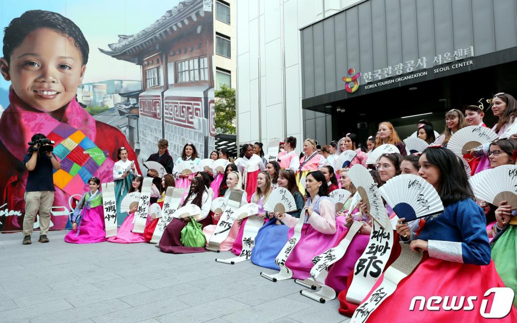 지난 6일 오전 프랑스 한류팬 90여 명이 서울 중구 다동 한국관광공사 케이스타일허브 앞에서 한복을 곱게 차려 입고 '엑소 사랑해', '대한민국 사랑해' 등을 외치며 기념촬영을 하고 있다. /사진=뉴스1