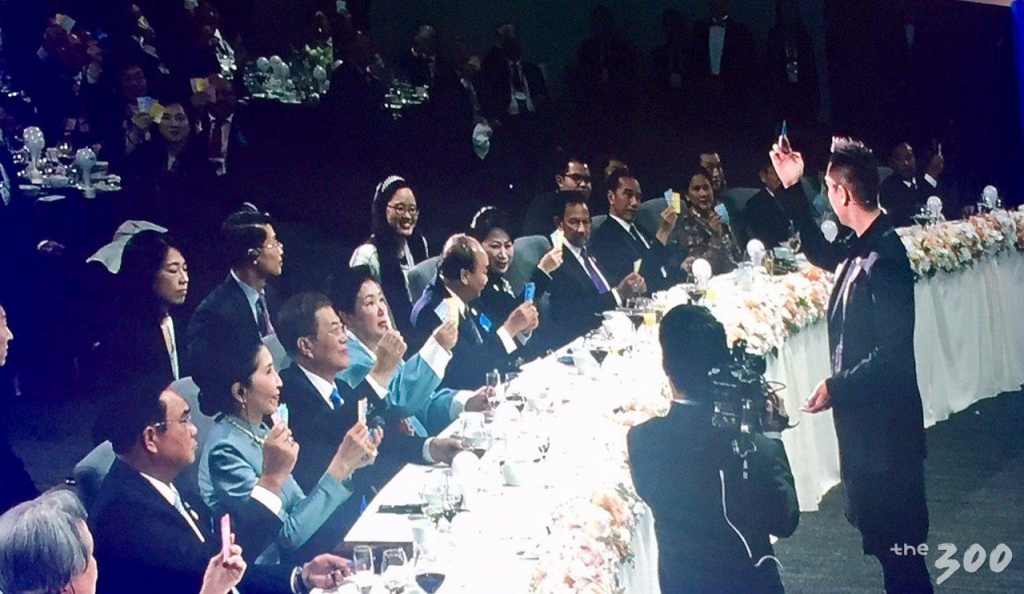 [서울=뉴시스] 문제인 대통령이 부인 김정숙 여사와 25일 한-아세안 특별정상회의 환영만찬이 열린 부산 힐튼호텔에서 아웅산 수치 미얀마 국가고문을 영접한 뒤 기념촬영을 하고 있다.   (사진=2019 한 아세안 특별정상회의 제공) 2019.11.25.  photo@newsis.com