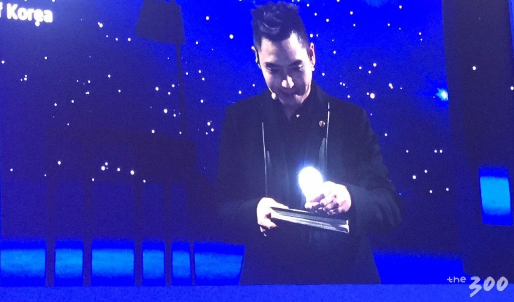 25일 한-아세안 특별정상회의 환영만찬에 마술사 이은결씨가 마술 퍼포먼스를 펼치고 문재인 대통령,, 김정숙 여사가 밝게 웃고 있다. 만찬 공연 중계 화면/사진=김성휘