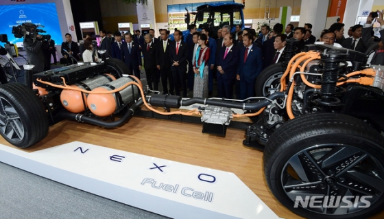 [부산=뉴시스]배훈식 기자 = 문재인 대통령과 아세안 각국 정상들이 26일 부산 벡스코 제1전시장에서 2019 한·아세안 특별정상회의 부대행사로 열린 혁신성장 쇼케이스에서 현대자동차의 수소전기차 넥쏘 모형을 살펴보고 있다. 2019.11.26.   dahora83@newsis.com