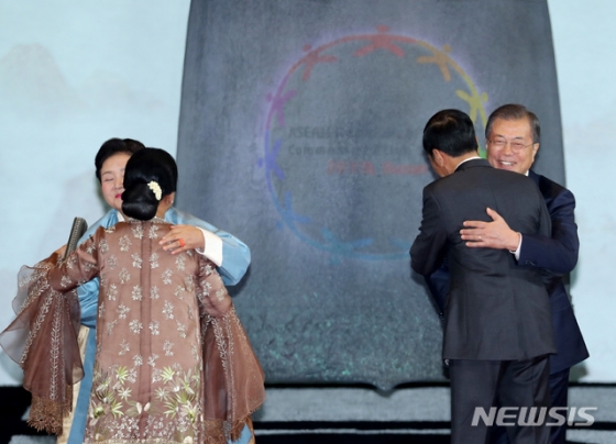 [서울=뉴시스] 문제인 대통령이 부인 김정숙 여사와 25일 한-아세안 특별정상회의 환영만찬이 열린 부산 힐튼호텔에서 조코 위도도 인도네시아 대통령, 이리아나 조코 위도도 인도네시아 대통령 부인을 영접하고 있다.  (사진=2019 한 아세안 특별정상회의 제공) 2019.11.25.  photo@newsis.com