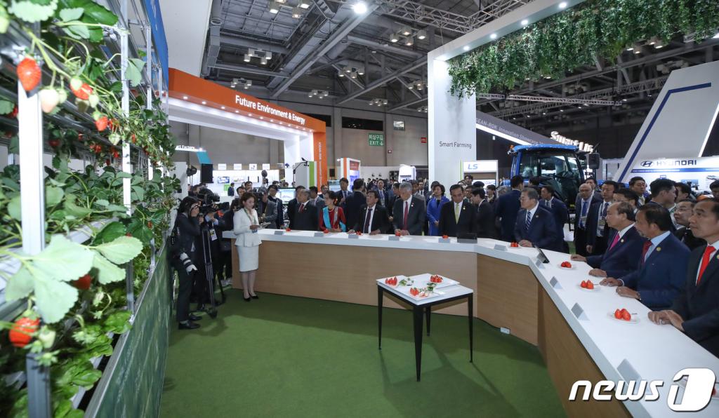 문재인 대통령과 아세안 정상들이 26일 부산 벡스코 1전시관에서 열린 2019 한-아세안 특별 정상회의 부대 행사, 혁신 성장 쇼케이스에서 스마트 농업관을 찾아 관람하고 있다.(2019 한-아세안 특별정상회의 제공) 2019.11.26/사진=뉴스1
