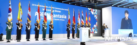 [부산=뉴시스]박영태 기자 = 25일부터 부산에서 열리고 있는 '2019 한·아세안 특별정상회의 및 제1차 한·메콩 정상회의'의 만찬이 열리는 H호텔에서 진행을 맡은 배우 정우성이 리허설을 하고 있다. 2019.11.25.   since1999@newsis.com