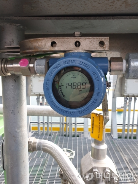 제주 LNG 생산기지 제2탱크 상부에 설치된 온도계가 영하 148.89도를 나타내고 있다./사진=권혜민 기자