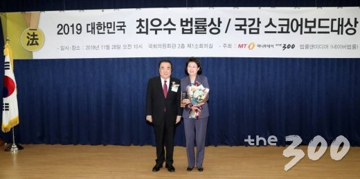 김승희 자유한국당 의원이 28일 오전 서울 여의도 국회 의원회관에서 열린 2019 대한민국 최우수법률상 및 국감 스코어보드대상 시상식에서 최우수법률상 본상을 수상한 뒤 문희상 국회의장과 기념촬영하고 있다. / 사진=홍봉진 기자 honggga@