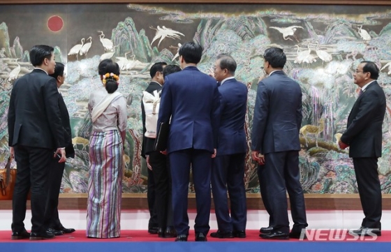 [서울=뉴시스]문재인 대통령이 27일 부산 누리마루에서 열린 제1차 한-메콩 정상회의에서 메콩강 유역 국가 정상들과 기념촬영을 하기 전 배경 그림인 김규장 나전칠기 명장의 '십이장생도'에 대해 설명하고 있다. (사진=2019 한-아세안 특별정상회의 제공) 2019.11.27.   photo@newsis.com