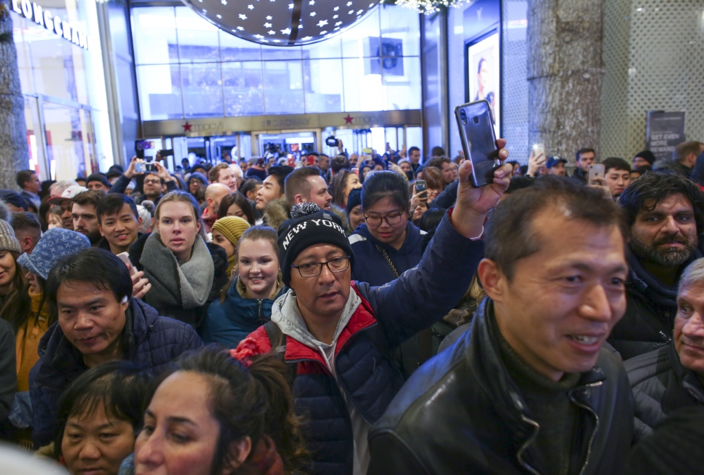 백화점에 입장하는 사람들./AFPBBNews=뉴스1