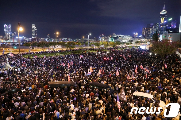 28일 홍콩시민들이 에든버러 광장에서 열린 집회에 참석, 트럼프 미국 대통령의 인권법 서명을 환영했다. © 로이터=뉴스1 © News1 박형기 기자