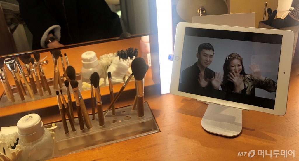 서울 성수동에 위치한 아모레퍼시픽 뷰티 라운지 '아모레 성수'는 뷰티 유튜브 채널을 보면서 메이크업 브러시 등 도구를 테스트할 수 있도록 공간을 꾸몄다./사진=양성희 기자