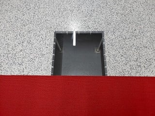 바닥에 설치된 투명창 

전산서버실의 효과적 냉기순환체계를 위해 바닥이 비어진 상태로 설계됐다/사진=류준영 기자