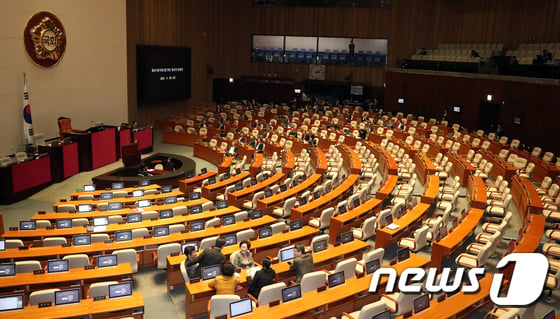 29일 서울 여의도 국회에서 열린 371회 국회(정기회) 제12차 본회의에 개의 예정시간 1시간이 지나도록 본회의가 열리지 않고 있다. / 사진제공=뉴스1