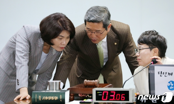지난 10월 4일 정부세종청사에서 열린 국회 환경노동위원회의 고용노동부에 대한 국정감사에서 김학용 위원장과 여당간사 한정애 더불어민주당 의원, 야당 간사 임이자 자유한국당 의원이 대화를 하고 있다. / 사진제공=뉴스1