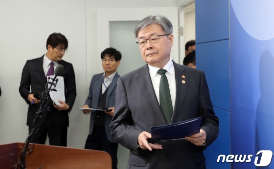 이재갑 고용노동부 장관이 지난 11월 18일 정부세종청사 고용부 브리핑실에서 입법 불발시 주52시간제 보완대책 추진방향에 대한 입장을 발표하기 위해 단상에 서고 있다. / 사진제공=뉴스1