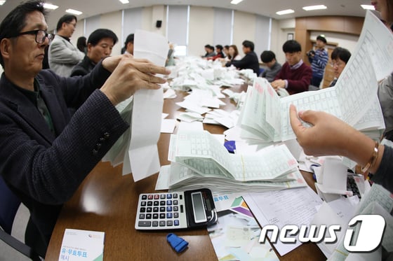 내년 4월15일 실시하는 제 21대 국회의원선거를 앞두고 지난달 25일 오후 대구시선거관리위원회 대회의실에서 열린 모의개표 시연회에서 서구·달서구 선관위 관계자들이 수작업을 통한 모의개표 실습을 하고 있다. / 사진제공=뉴스1