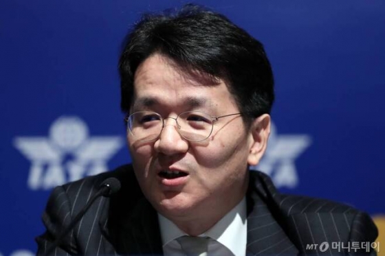 조원태 한진그룹 회장이 지난 6월 3일 오후 서울 강남구 코엑스에서 열린 '국제항공운송협회(IATA)' 대한항공 기자간담회에서 질문에 답하고 있다./사진=이기범 기자