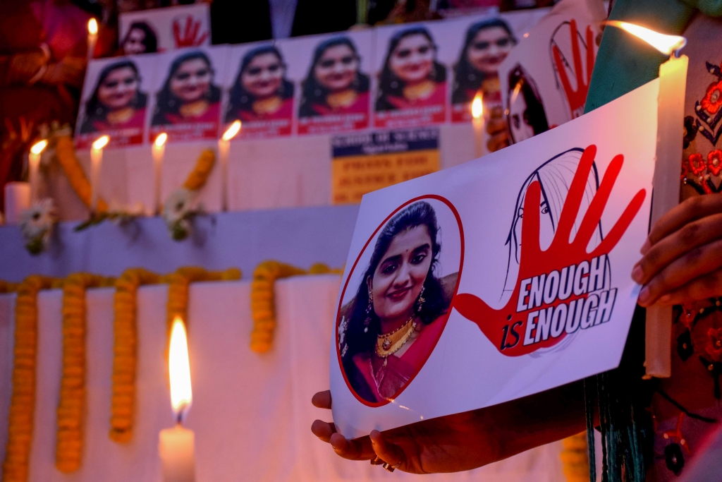 20대 여성 수의사 성폭행·살해 사건으로 분노한 인도 시민들이 항의 시위를 벌이고 있다. '강간범을 목매달라' 등의 문구가 팻말에 쓰여 있다. /사진=AFP