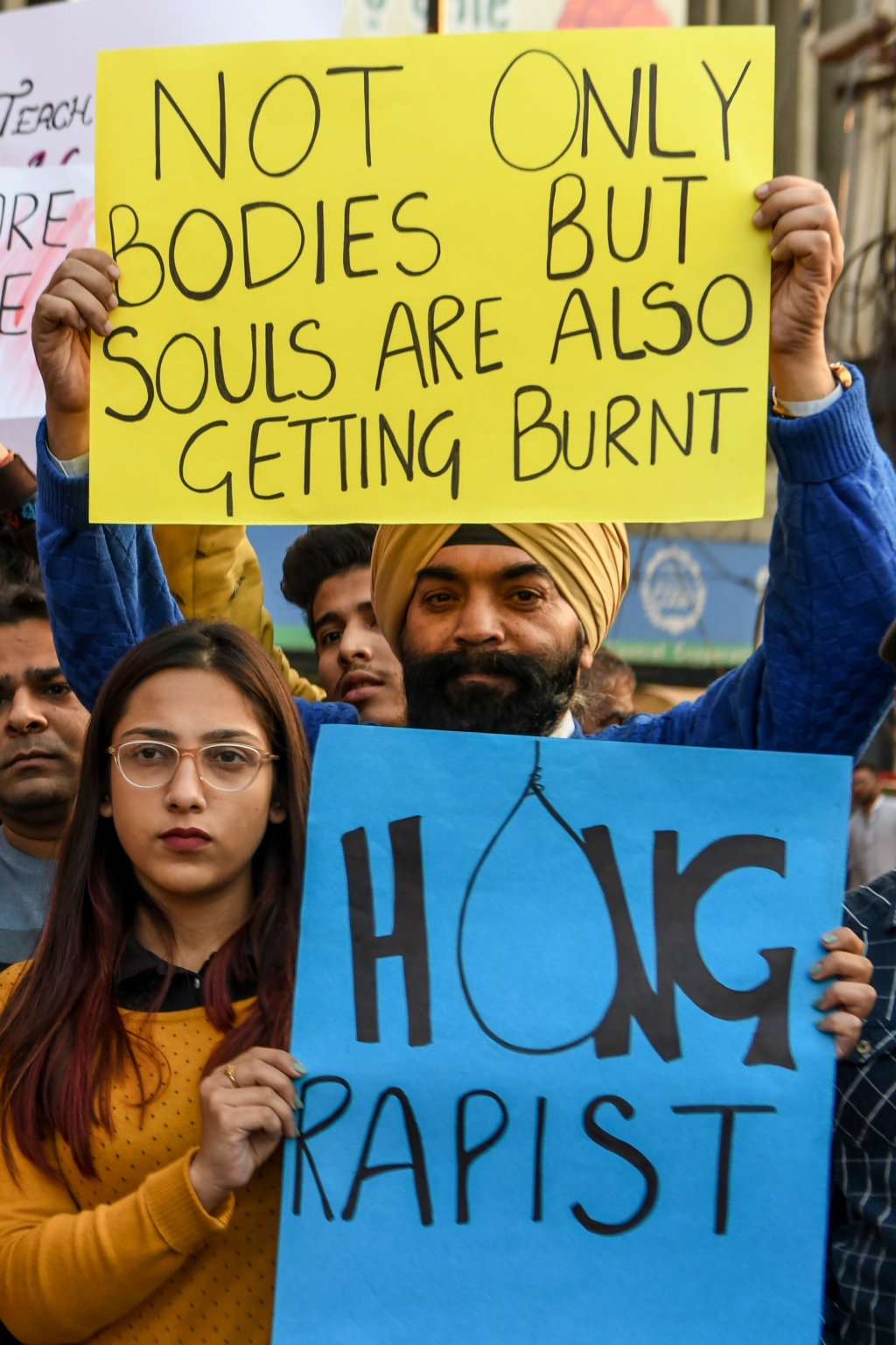 20대 여성 수의사 성폭행·살해 사건으로 분노한 인도 시민들이 항의 시위를 벌이고 있다. 팻말에는 '동의 없이는 성관계도 안된다'는 내용의 문구가 쓰여 있다. /사진=AFP
