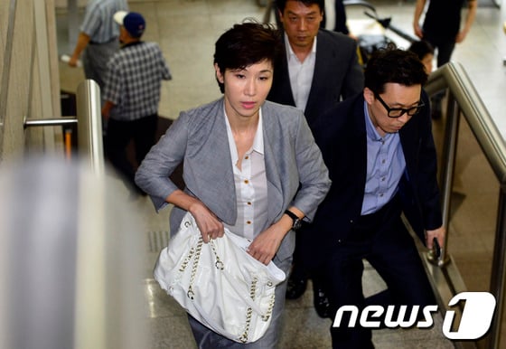 SK 최태원 회장의 부인인 노소영 아트센터 나비 관장이 29일 오전 서초구 서울고등법원에서 거액의 회사돈을 횡령한 혐의 등으로 기소된 최태원 SK그룹 회장과 최재원 부회장의 공판을 참관하기 위해 들어가고 있다.2013.8.29/ 사진 = 뉴스1