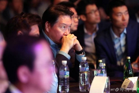 28일 오전 서울 광진구 워커힐호텔에서 열린 SK 사회적가치 축제 SOVAC에 참석한 최태원 SK 회장. 이날 행사에는 동거인으로 알려진 김희영씨도 함께 참석했다. / 사진 = 임성균 기자