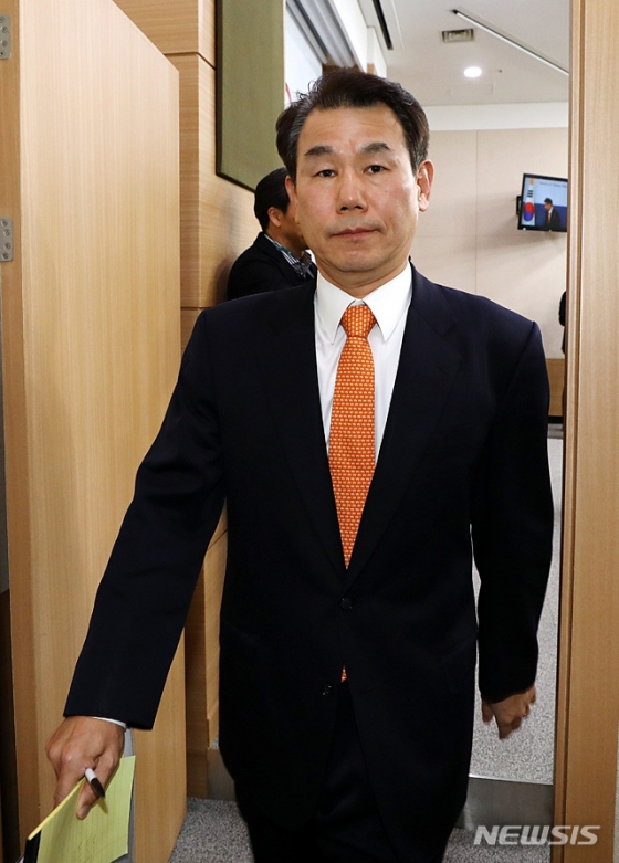 [서울=뉴시스] 이영환 기자 = 정은보 한·미 방위비분담 협상대표가 19일 오후 서울 종로구 외교부 브리핑룸에서 제11차 한·미 방위비분담금특별협정(SMA) 제3차 회의 관련 브리핑을 마친 후 이동하고 있다. 2019.11.19   20hwan@newsis.com