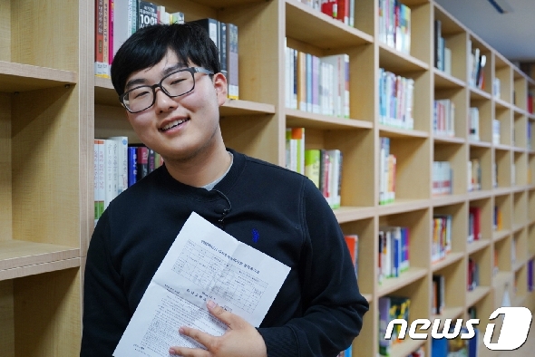 2020학년도 대학수학능력시험 만점자 최준영군이 자주 찾는 교내 도서관  청람관에서 만점 성적표를 들어보이고 있다.  © 뉴스1 송승호 기자