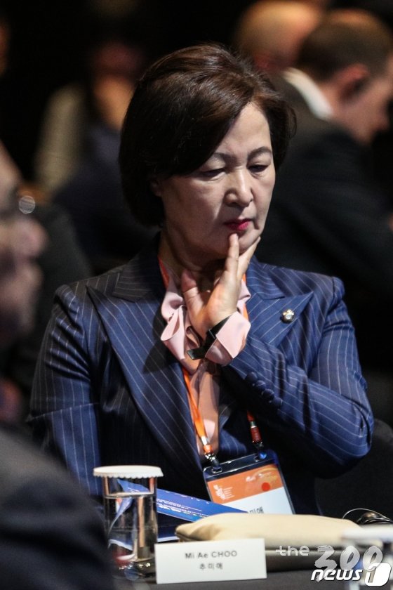 (서울=뉴스1) 성동훈 기자 = 추미애 더불어민주당 의원이 5일 오전 서울 중구 신라호텔에서 열린 '2019 북방포럼' 에서 생각에 잠겨 있다. 2019.12.5/뉴스1  <저작권자 © 뉴스1코리아, 무단전재 및 재배포 금지>