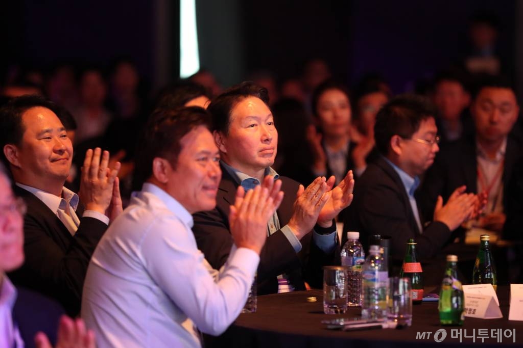 최태원 SK그룹 회장이 28일 오전 서울 광진구 워커힐호텔에서 열린 SK 사회적가치 축제 SOVAC에서 '소셜 밸류의 시대가 온다' 주제발표를 듣고 있다./사진=임성균 기자