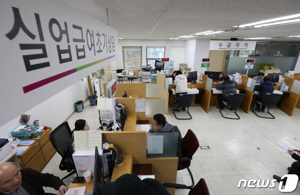 (서울=뉴스1) 박세연 기자 = 11일 서울 중구 서울지방고용노동청에서 실업자들이 실업급여 상담을 받고 있다.  고용노동부가 10일 발표한 '고용행정 통계로 본 2019년 2월 노동시장 동향'에 따르면 지난달 2월 고용보험 피보험자 수는 1342만4000명으로 전년 동월대비 49만3000명(3.8%), 구직급여 지급 총액은 6천129억원으로 작년 2월(4천645억원)보다 32.0% 급증했다. 2019.3.11/뉴스1   <저작권자 © 뉴스1코리아, 무단전재 및 재배포 금지>
