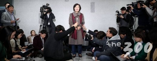 차기 법무부 장관 후보자로 지명된 추미애 더불어민주당 의원이 5일 오후 서울 여의도 국회 의원회관에서 소감을 발표하고 있다./사진=홍봉진 기자