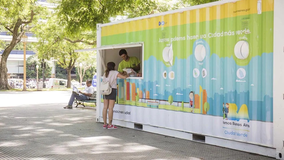 유니레버가 아르헨티나 부에노스아이레스에 재활용품 수거센터를 설치하고, 가정용 재활용품을 반납하는 사람들에게 유니레버 할인 쿠폰 등을 제공하고 있다./사진=유니레버 홈페이지