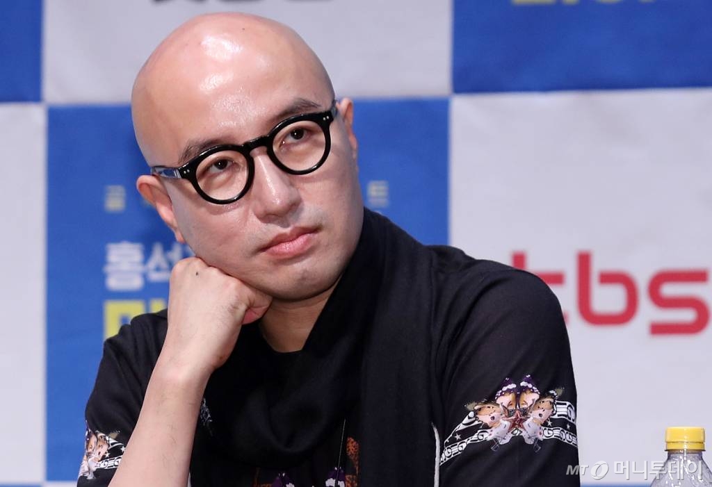방송인 홍석천이 8일 오후 서울 마포구 상암 tbs 사옥에서 진행된 '홍석천의 Oh! 마이로드' 제작발표회에 참석해 질의응답을 하고 있다. / 사진=김휘선 기자 hwijpg@