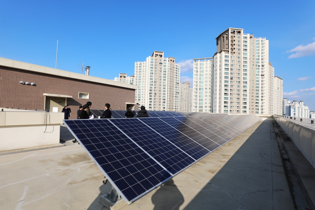 아산중앙도서관 옥상에 태양광 전지판이 설치된 모습/사진= 국토교통부