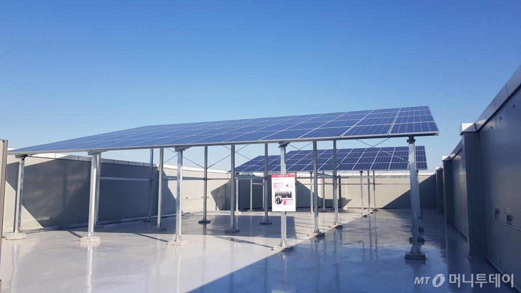 힘펠 제3공장 옥상에 설치된 태양광 전지판 모습/사진= 박미주 기자