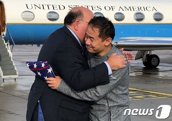 왕시웨 프린스턴대 연구원과 에드워드 맥멀런 주독일 미국 대사. © AFP=뉴스1