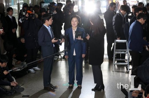 추미애 법무부 장관 후보자가 9일 오전 서울 양천구 목동 서울남부준법지원센터에 마련된 인사청문회 준비단 사무실로 출근하며 취재진의 질문에 답하고 있다. / 사진=김휘선 기자 hwijpg@