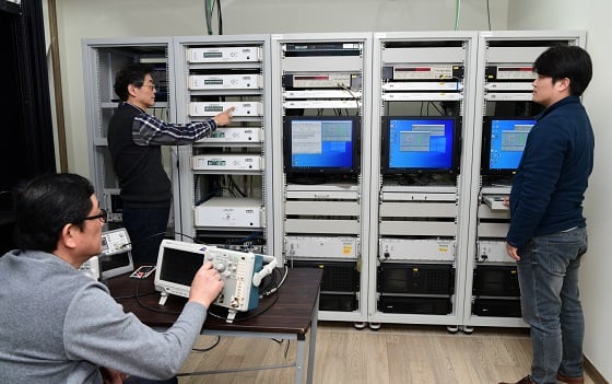 표준연 시간표준센터 연구진이 국가표준시보 신호생성기를 점검하고 있다/사진=표준연