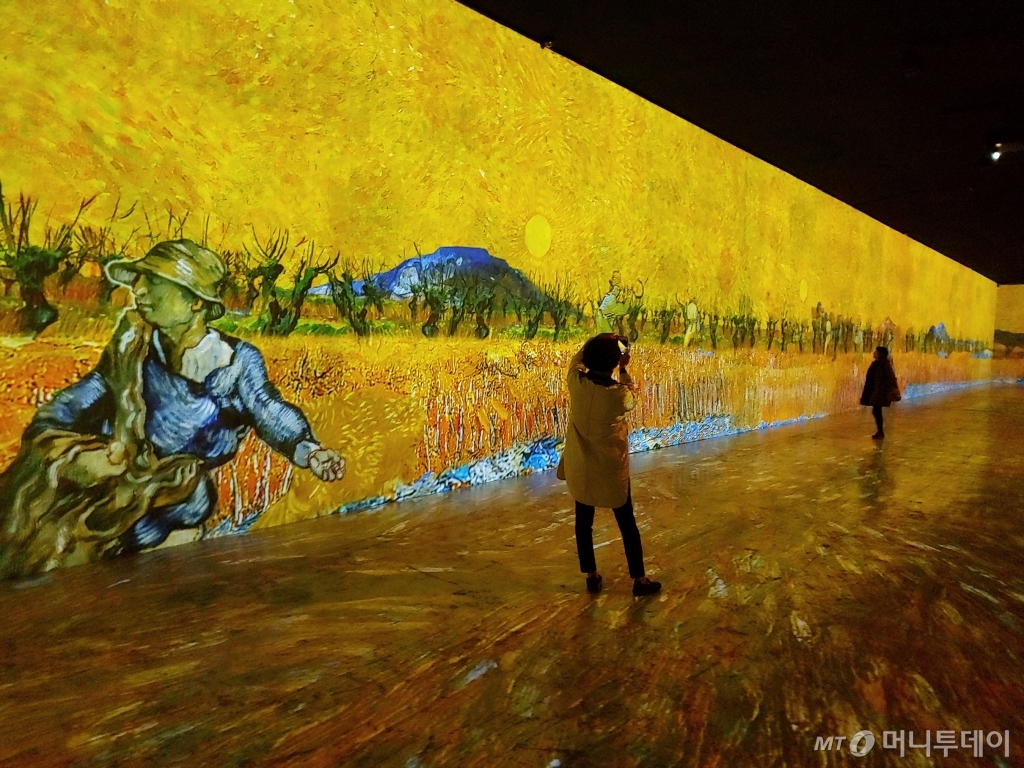 제주 '빛의 벙커'에서 선보인 반 고흐전. 빛과 음악, 역동적 이미지가 섞인 전시는 공연으로 비칠 만큼 재미로 무장했다. 전시는 내년 10월 25일까지. /제주=김고금평 기자