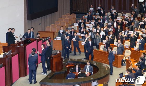 10일 서울 여의도 국회 본회의장에서 열린 제371회국회(정기회) 제12차 본회의에서 문희상 국회의장이 2020년도 예산안을 상정 한 후 홍남기 경제부총리가 정부측 의견을 발표하려하자 자유한국당 의원들이 발언대를 점거한 채 문희상 국회의장에게 항의하고 있다. / 사진제공=뉴스1