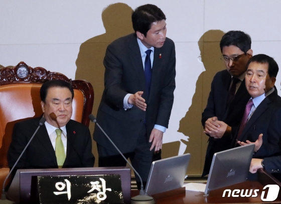 문희상 국회의장, 이인영 더불어민주당, 심재철 자유한국당, 오신환 바른미래당 원내대표가 10일 서울 여의도 국회 본회의장에서 열린 제371회국회(정기회) 제12차 본회의에서 2020년도 예산안 상정을 두고 대화를 하고 있다. / 사진제공=뉴스1