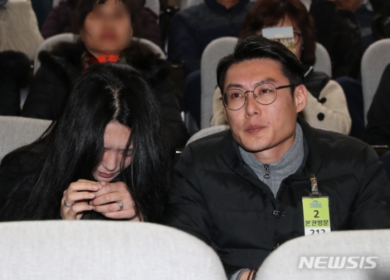 '민식이법' 고 김민식 군의 부모 김태양 씨와 박초희 씨가 10일 서울 여의도 국회에서 열린 제371회국회(정기회) 제12차 본회의에서 어린이 교통안전 법안인 특정범죄 가중처벌 등에 관한 법률 일부개정안과 도로교통법 일부개정법률안, 주차장법 일부개정법률안이 통과되자 울음을 터뜨리고 있다. / 사진제공=뉴시스