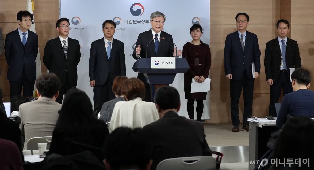 이재갑 고용노동부 장관이 11일 오전 서울 종로구 정부서울청사 합동브리핑실에서 '50인~299인 기업의 주 52시간제 안착을 위한 보완 대책'을 발표하고 있다. / 사진=김창현 기자 chmt@