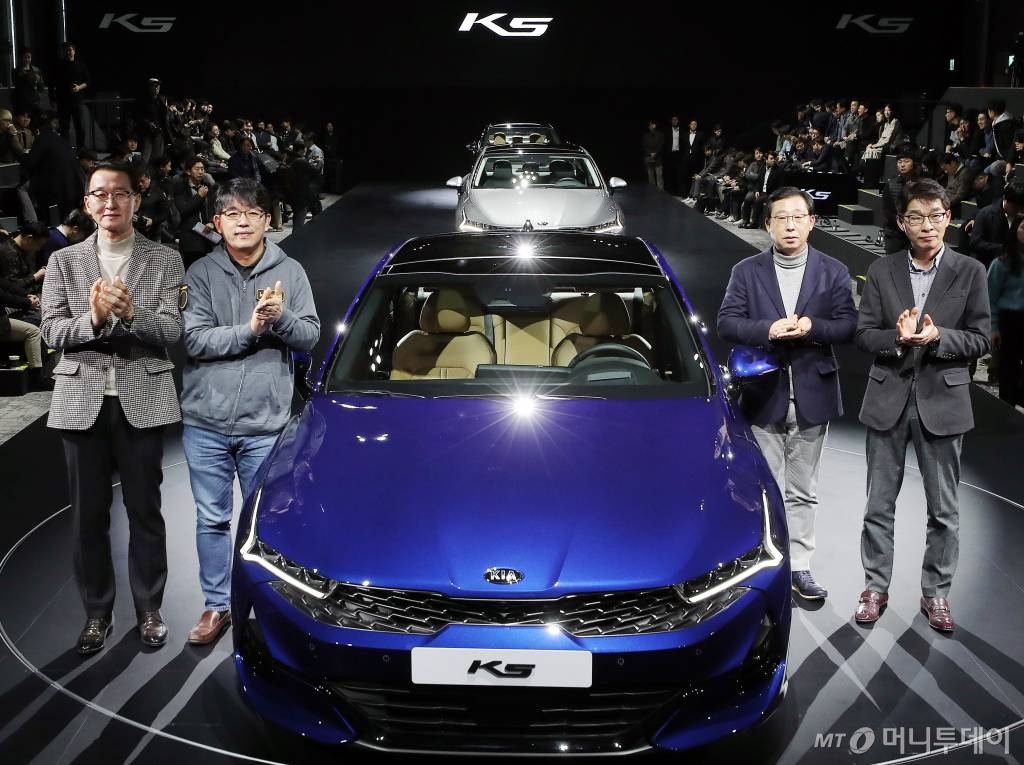 박한우 기아자동차 사장, 김병학 카카오엔터프라이즈 부사장, 박병철 기아자동차 중형PM센터 상무, 이용민 기아자동차 국내마케실장 상무가 12일 오전 서울 광진구 광장동 워커힐에서 3세대 K5 출시 행사를 진행하고 있다./사진=김창현 기자