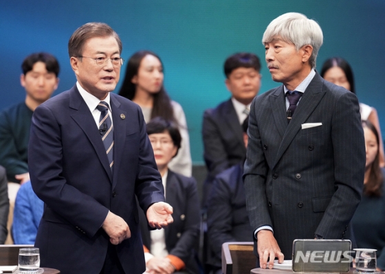 [서울=뉴시스]배훈식 기자 = 문재인 대통령이 19일 오후 서울 MBC 미디어센터에서 열린 '국민이 묻는다, 2019 국민과의 대화'에 참석해 어린이 교통사고 피해자 부모들의 질문에 답하고 있다. 2019.11.19.   dahora83@newsis.com